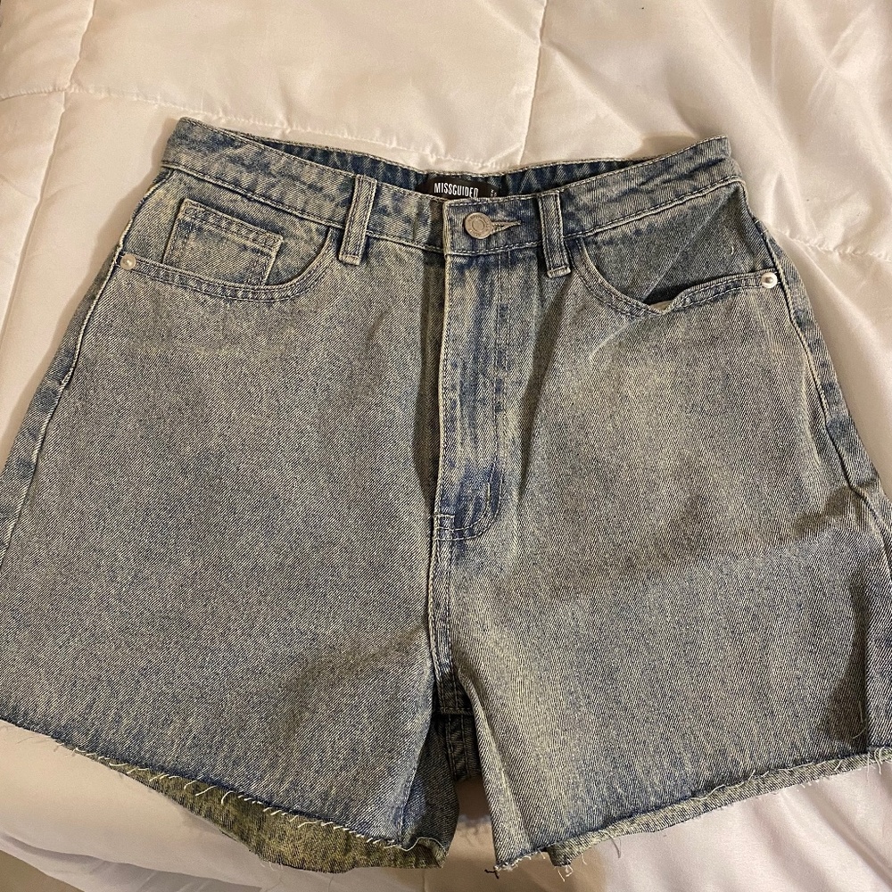 MISSGUIDED TOM BOY HIGH WAISTED JEAN SHORTS